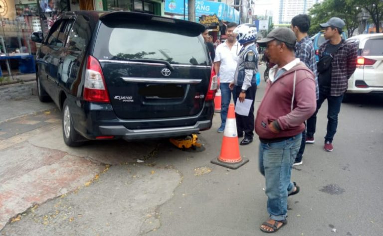 Dishub Depok Gembok 2 Mobil Parkir Sembarangan di Jalan Margonda