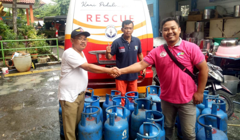 Pertamina Berikan Bantuan LPG di Posko Dapur Umum Banjir Jakarta