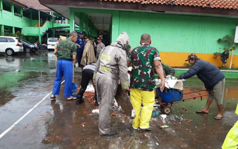 Pasca Diamuk Puting Beliung, Disdik Depok Pastikan Proses KBM di SMPN 16 Tetap Jalan