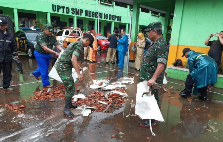Personel Kodim dan Polres Depok Bantu Warga Terdampak Puting Beliung