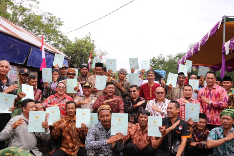 Setelah 15 Tahun Menanti, Transmigran Kayong Utara Akhirnya Terima SHM