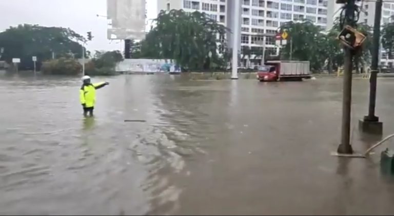 Jakarta Kembali Dikepung Banjir, Sejumlah Ruas Jalan Tak Bisa Dilewati