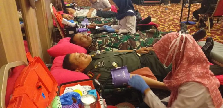 Peduli Sesama, Puluhan TNI Kodim Depok Ikuti Donor Darah