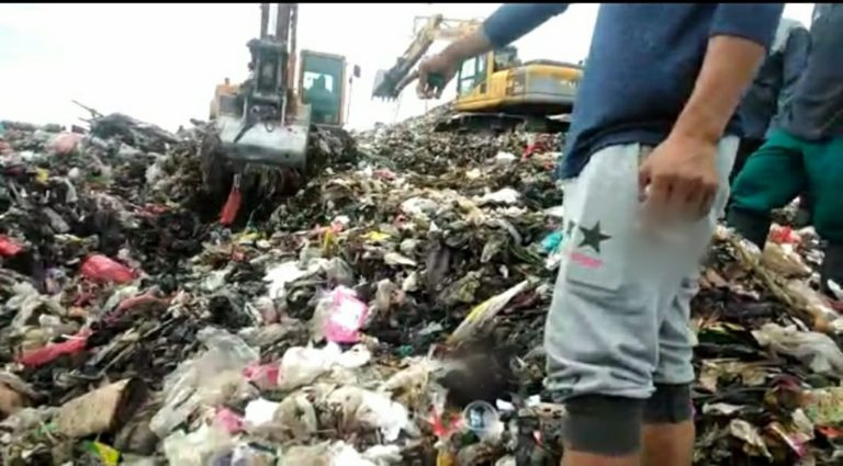 Cari Mayat Keluarganya yang Hilang, Seorang Wanita Histeris Diatas Tumpukan Sampah