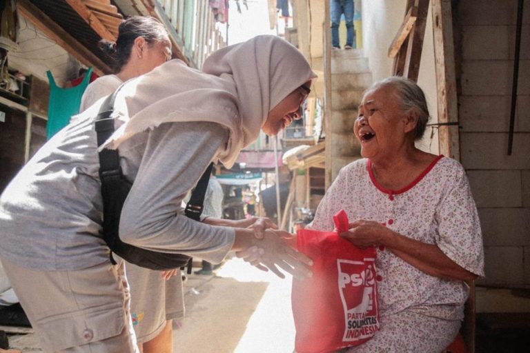 Banyak Lansia Hidup Kurang Layak, PSI Kirim Bantuan ke Kampung Bandan