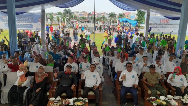 Kurangi Sampah Plastik, DLHK Depok Bagikan Tumbler Gratis