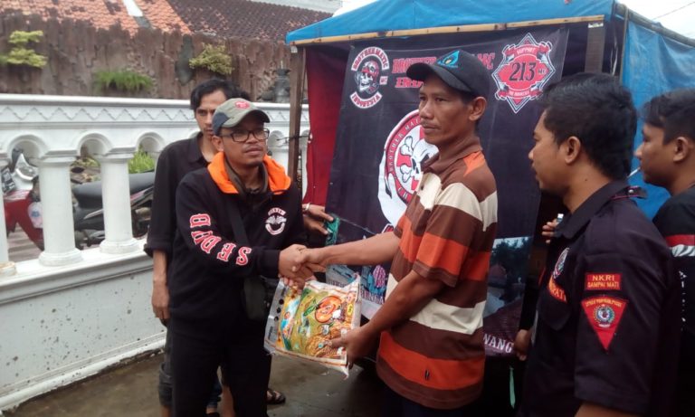 Peduli Bencana, Yayasan SEDUD Bandung Terjun Langsung Bantu Korban Banjir di Karawang