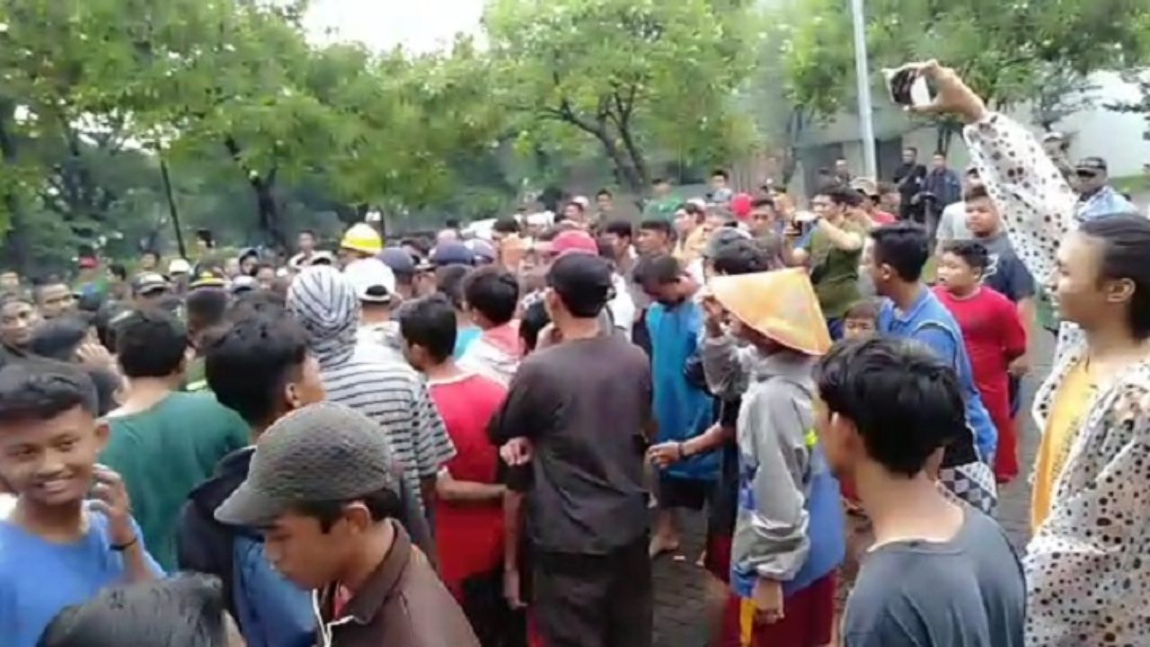 Dikepung Banjir Warga Cakung Demo Pengelola Komplek Jgc