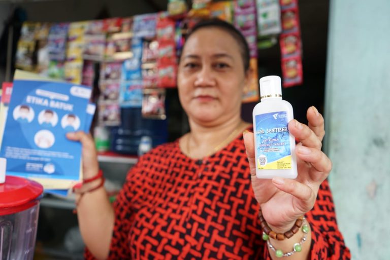 Tim LKC Dompet Dhuafa Berikan  Ratusan Hand Sanitizer di Pemukiman Padat Angke