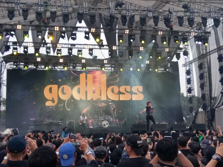 Tampil Maksimal, GodBless Sihir Penggemar di JogjaROCKarta Music Festival