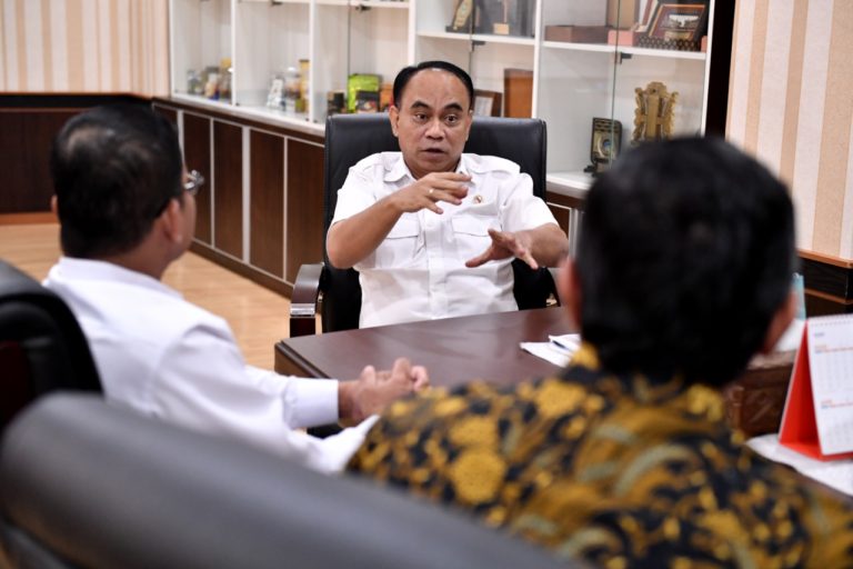 Bertemu PLN Regional Maluku-Papua, Wamendes PDTT Dorong Pemerataan Sambungan Listrik