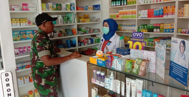 Babinsa Sisir Toko Obat dan Apotik di Depok untuk Pantau Penjualan Masker