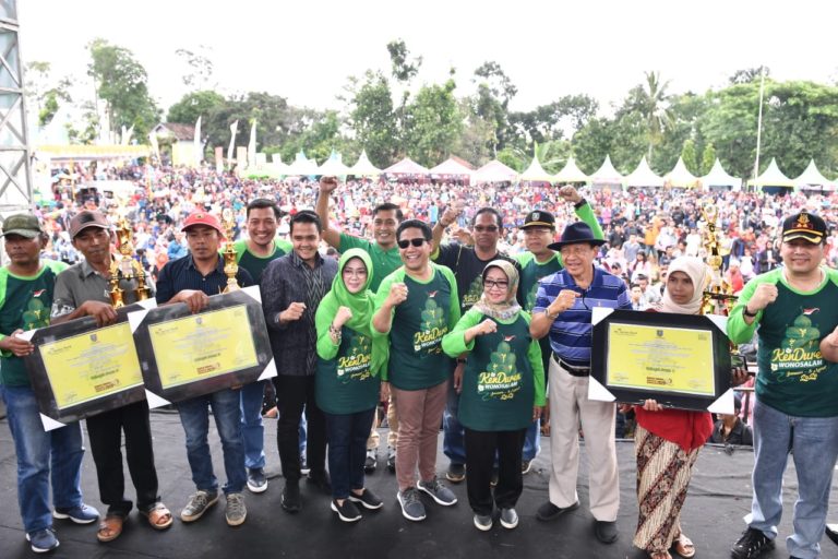 Hadiri Kenduren 2020, Mendes Halim Spontan Ajak Masyarakat Shalawatan Iringi Kirab Tumpeng Durian