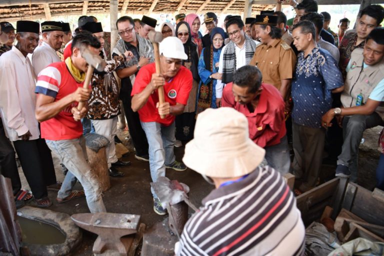 Mendes Halim Dorong Peningkatan Produksi Pengrajin Cangkul Aceh