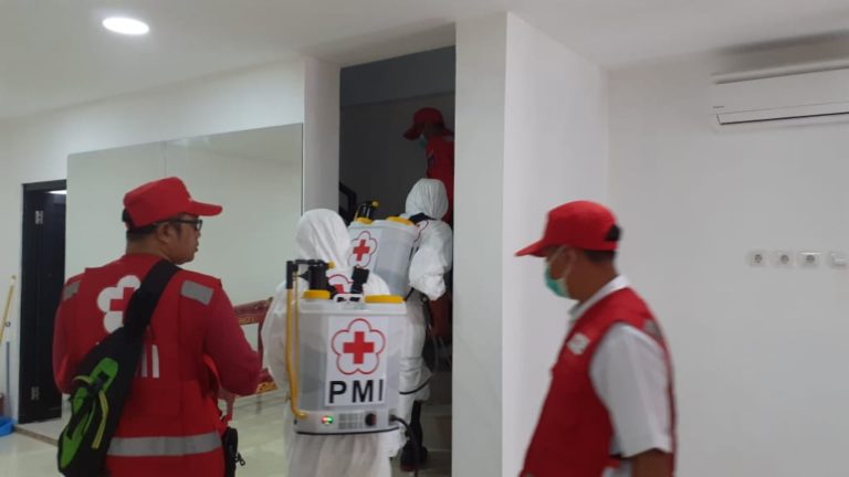 PMI Depok Sterilkan Sanggar Tari Ayodya Pala dengan Disinfektan