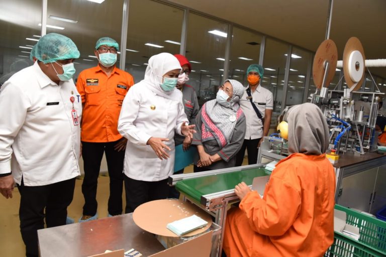 Penuhi Kebutuhan Masker dan APD Tenaga Medis, Khofifah Minta Industri Tambah Kuota Khusus untuk Jatim