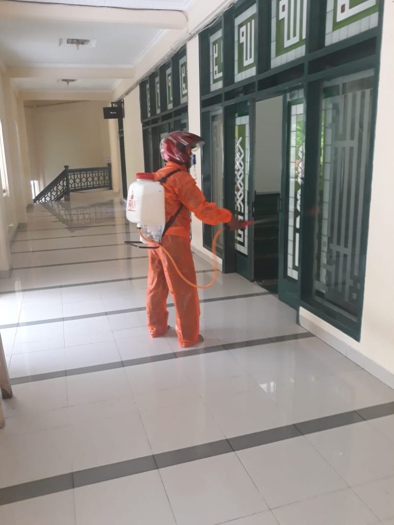 Cegah Penyebaran Virus Corona, UIN SGD Lakukan Penyemprotan Disinfektan