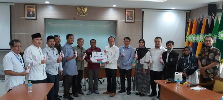 UIN Bandung-Lazis Darul Hikam Bagikan 100 Liter Hand Sanitizer ke Masjid