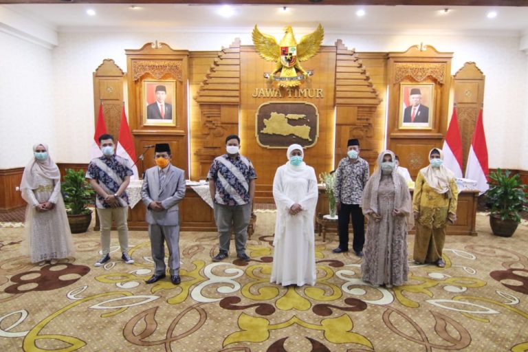 Resepsi Pernikahanya Ditunda, Dua Pasang Pengantin Terima Hadiah dari Khofifah