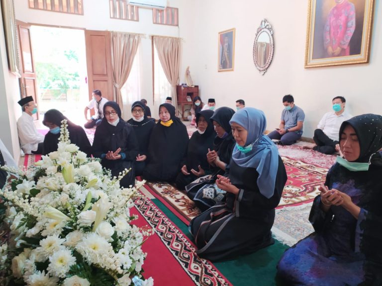 Kenang Sosok Sudjiatmi Ibunda Jokowi, Khofifah; Beliau Rajin Sholat Berjamaah