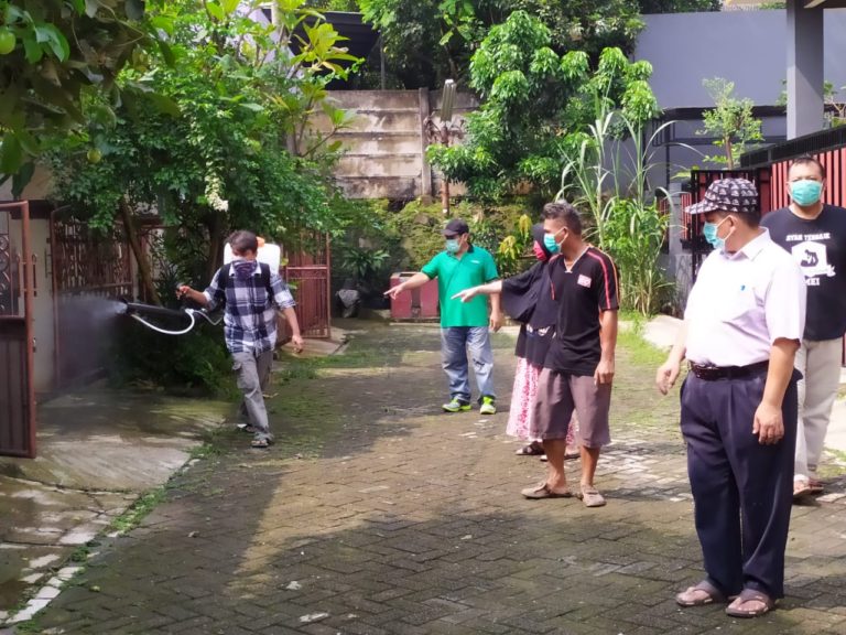 Satu Warga Jadi Korban Covid-19, Perumahan Depok Maharaja Semprot Disinfektan Mandiri