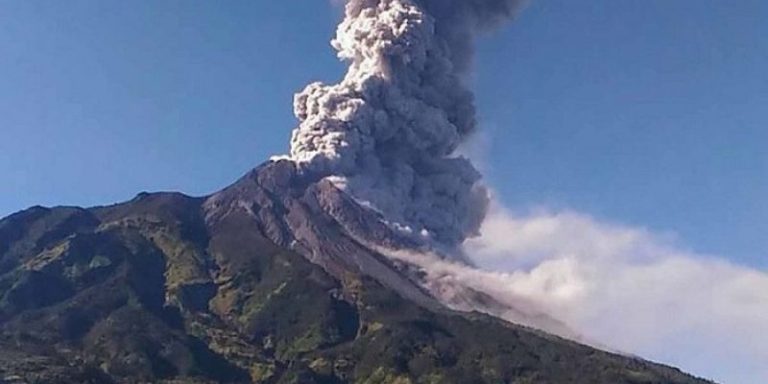 Gunung Semeru Kembali Keluarkan Awan Panas Guguran Sejauh 4,5 Km