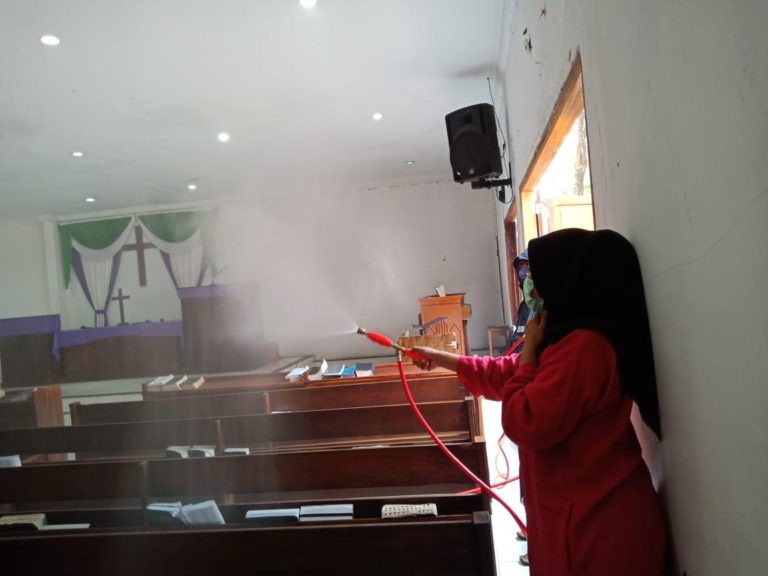 Pengusaha Properti Afifah Alia Turut Lakukan Penyemprotan Disinfektan di Gereja Depok