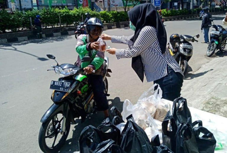 Peduli Sosial, Perempuan Ini Bagikan Makanan dan Hand Sanitizer Gratis Ojek Online di Depok