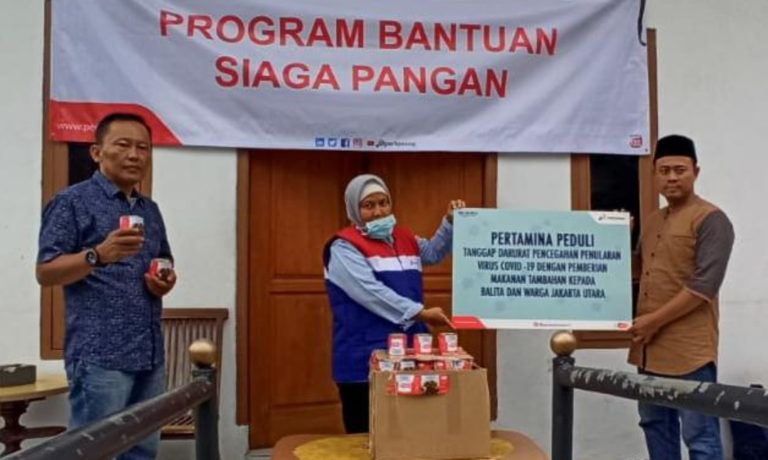 Hadapi Covid-19, Pertamina Bagikan Makanan Kemasan Bagi Warga Koja