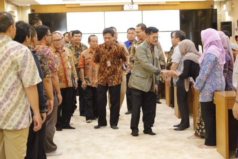 Mentan Minta Jajaranya Tidak Telat Bagikan Bibit dan Pupuk ke Petani