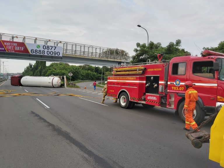 Truk LPG Terguling di Tol JORR, Jasa Marga Alihkan Lalu lintas