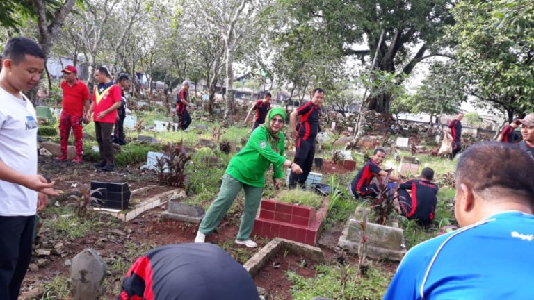 Satpol PP Depok Tertibkan TPU yang Dijadikan Tempat Dangdutan