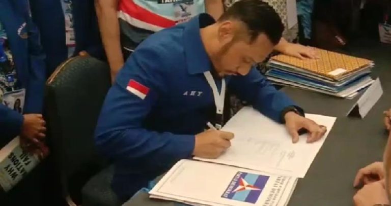 Disambut Yel-yel Pendukung, AHY Datangi Meja Panitia Pendaftaran