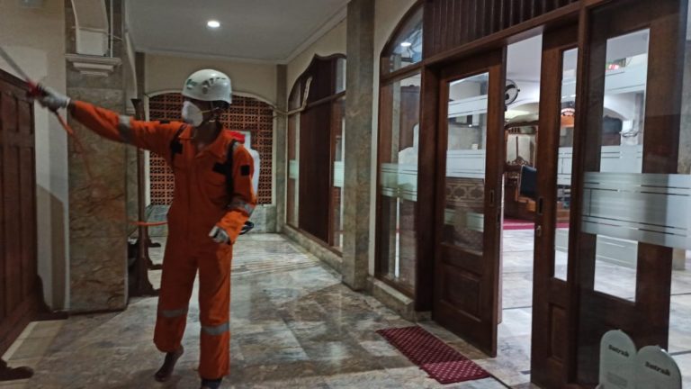 Cegah Corona, Tim DMC Dompet Dhuafa Turut Seterilkan Fasilitas Umum