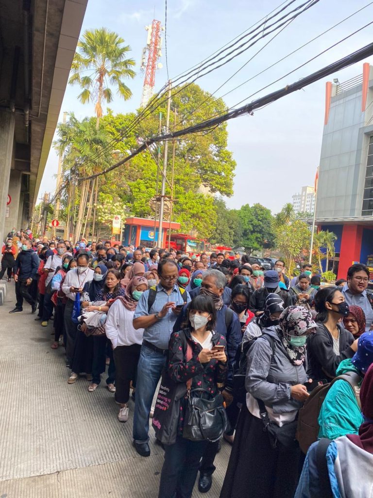 Penumpang TransJakarta Mengular, Ketua DPRD DKI Kritik Kebijakan Anies