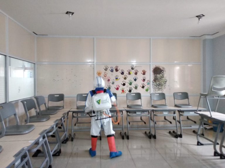 Tim DMC Dompet Dhuafa Sterilisasi Ponpes Darul Munir Bekasi
