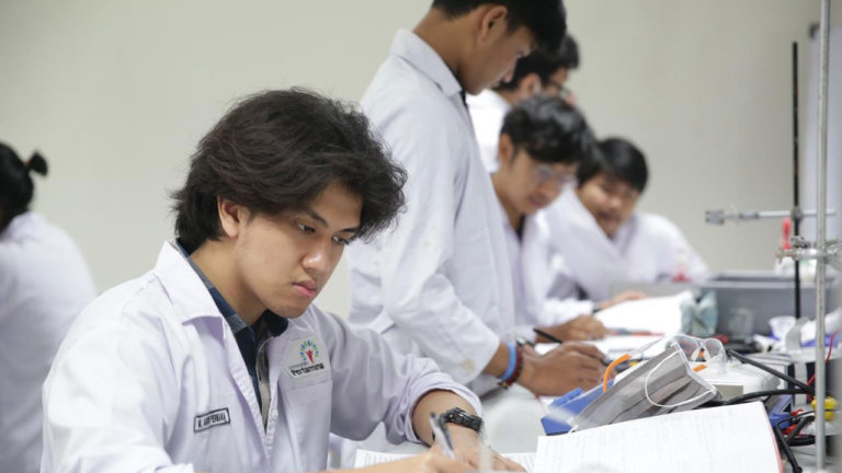Hadapi Covid-19, Pertamina Foundation Berikan Bantuan Dana Pulsa dan Masker