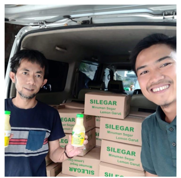Duta Petani Milenial Kementan Bagikan Minuman Vitamin C untuk Tim Medis di Garut