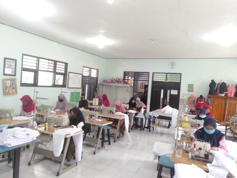 Khofifah Apresiasi Sensitifitas SMK Lamongan Produksi Baju Hazmat