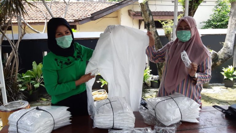 Lagi, Perempuan Ini Sumbang APD ke Dua Puskesmas di Depok