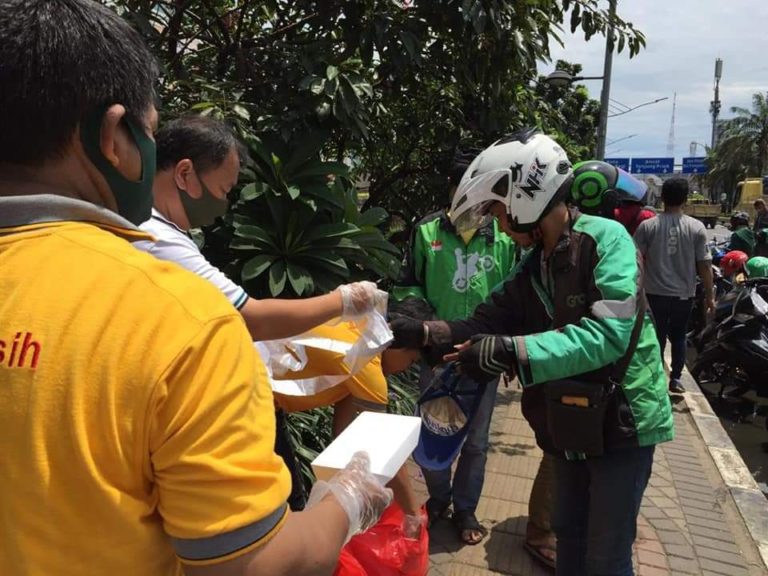 Dapoer Kasih Berbagi Nasi Kotak untuk Ojol, Sopir Angkutan Umum, hingga Pekerja Harian