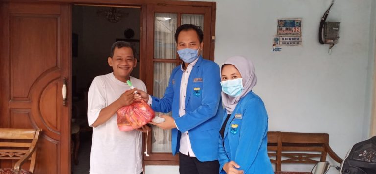 Aksi Solidaritas PMII Ciputat bagikan Hand Sanitizer dan Sembako Door to Door