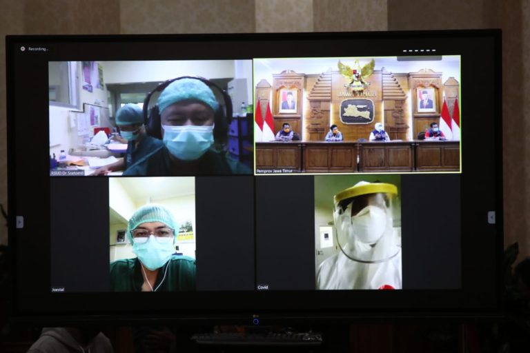Khofifah Pompa Semangat Dokter dan Perawat yang Tangani Covid-19 melalui Video Conference