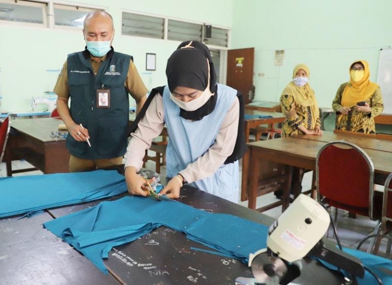 Diapresiasi Gubernur, Disdik Jatim Semangati Siswa SMK Pembuat Baju APD