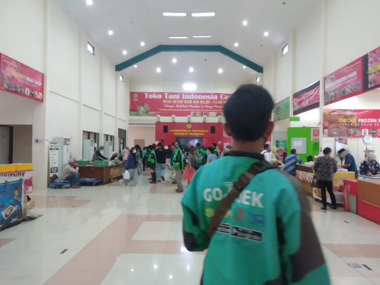 Masyarakat Antusias Belanja Online Di TTIC Kementan