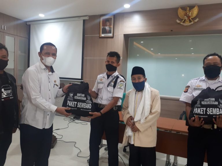 UIN Bandung-Baznas Berikan 100 Paket Sembako untuk Masyarakat Terdampak Covid-19