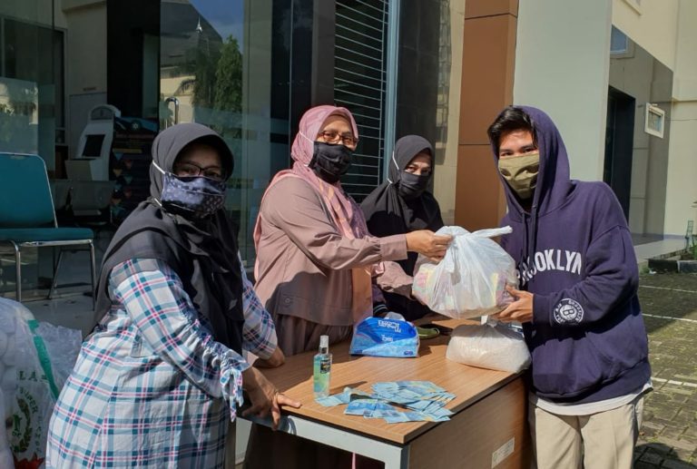 Peduli Mahasiswa Terdampak Covid-19, Gerakan Dosen Perempuan UIN Bandung Bagi- bagi Paket Sembako