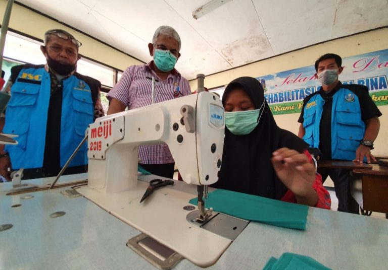 Bantu Pemprov Lawan Corona, Disabilitas Binaan Dinsos Jatim Kompak Produksi Masker