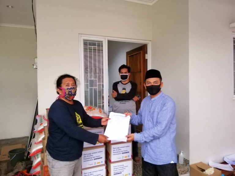 Gusdurian bersama Gerakan Saling Jaga Bagikan Paket Bantuan di Wilayah Depok