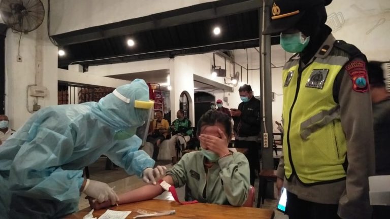 Gugus Tugas Covid-19 Jatim bersama TNI-Polri Gelar Patroli dan Rapid Test On The Spot di Surabaya